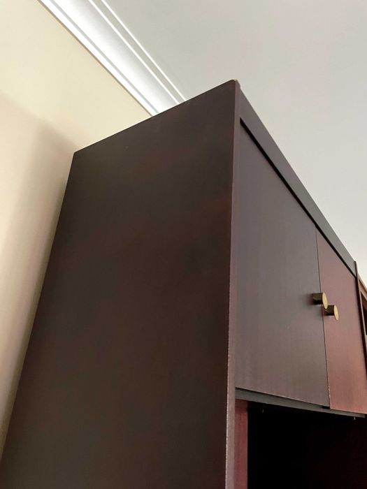 Estante clássica muito sóbria com bastante arrumação