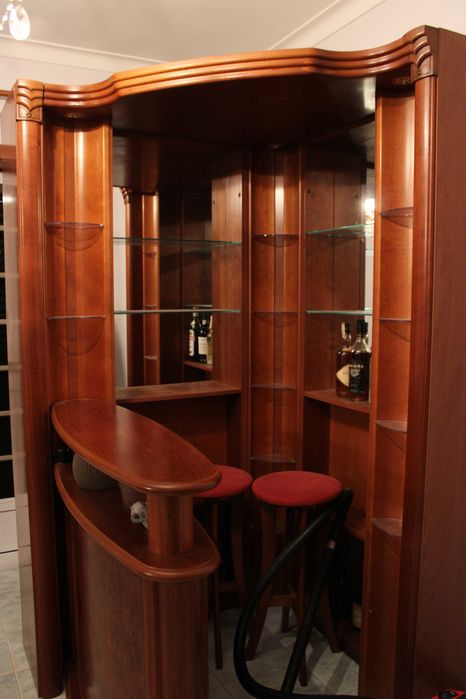 Bar de sala de estar em ótimas condições