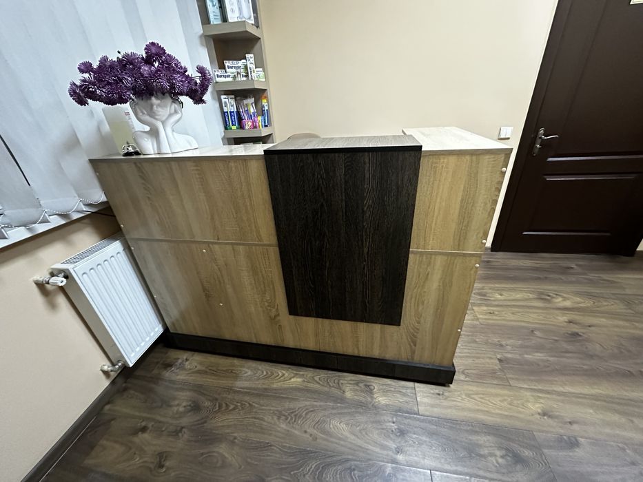 Ресепшн , стійка адміністратора