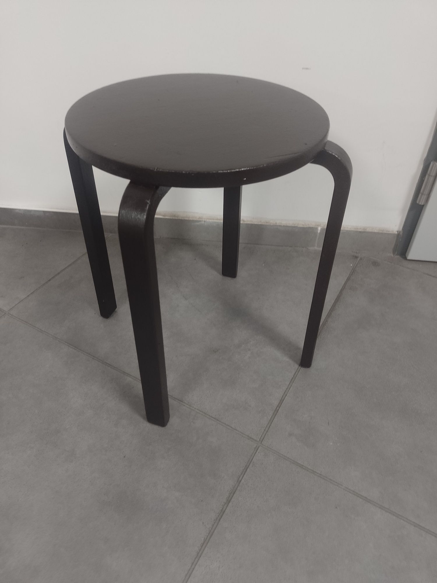 Sprzedam mały drewniany stolik wysokość 45 cm.