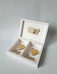 Białe pudełko na obrączki lustrzane złote napisy pleksi plexi wesele