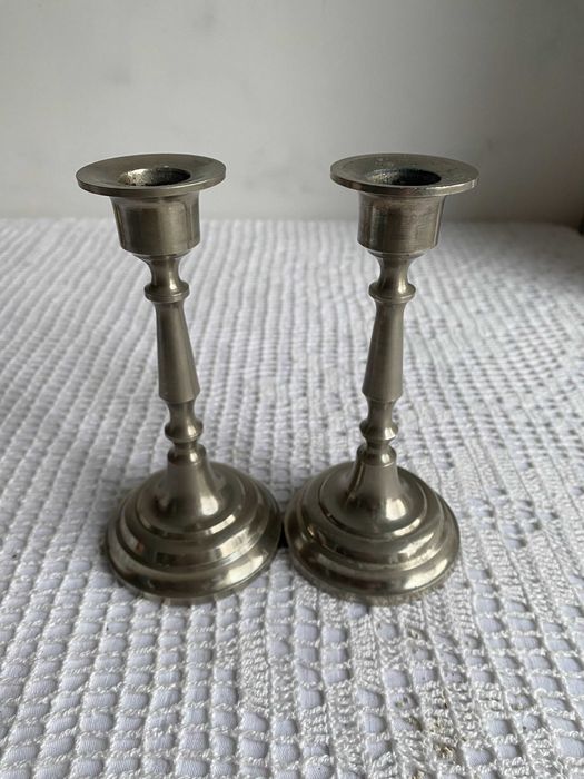 Stare świeczniki metalowe w srebrnym kolorze