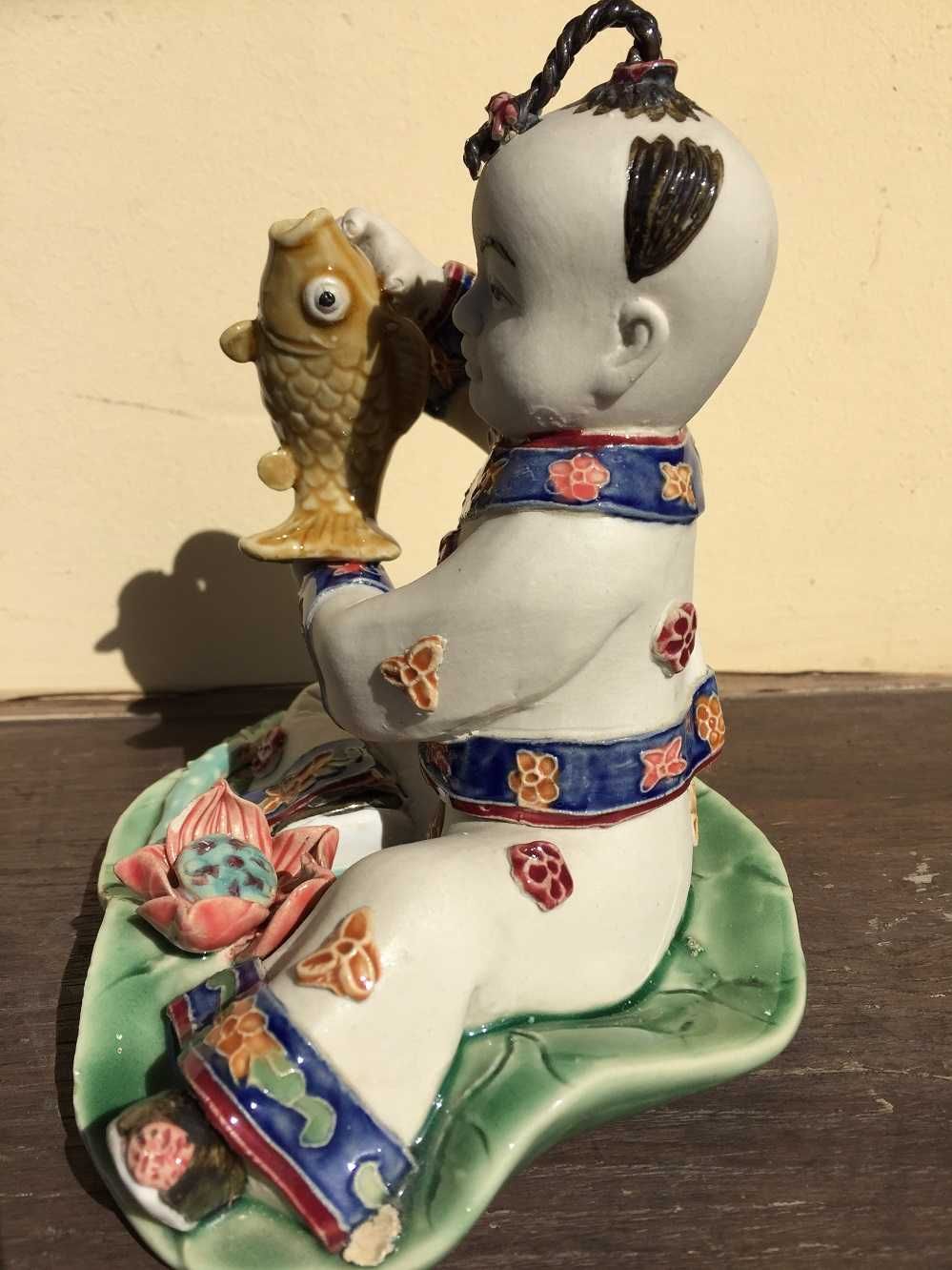 Companhia das Indias -- figura de menino com carpa  13 cm altura