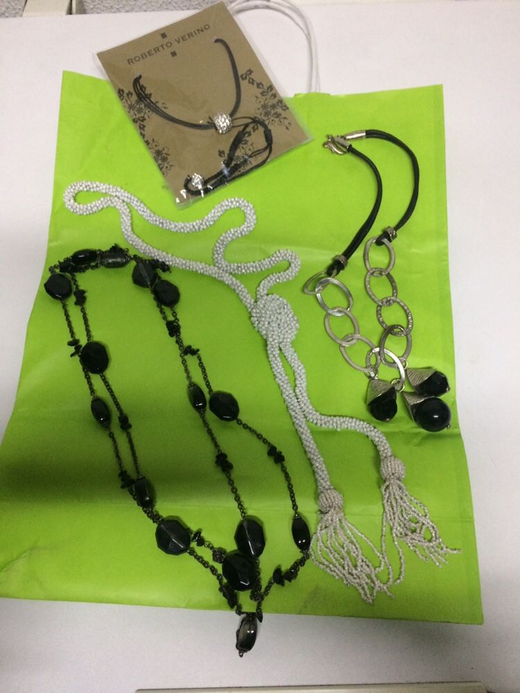 Conjunto colares variados alguns missangas