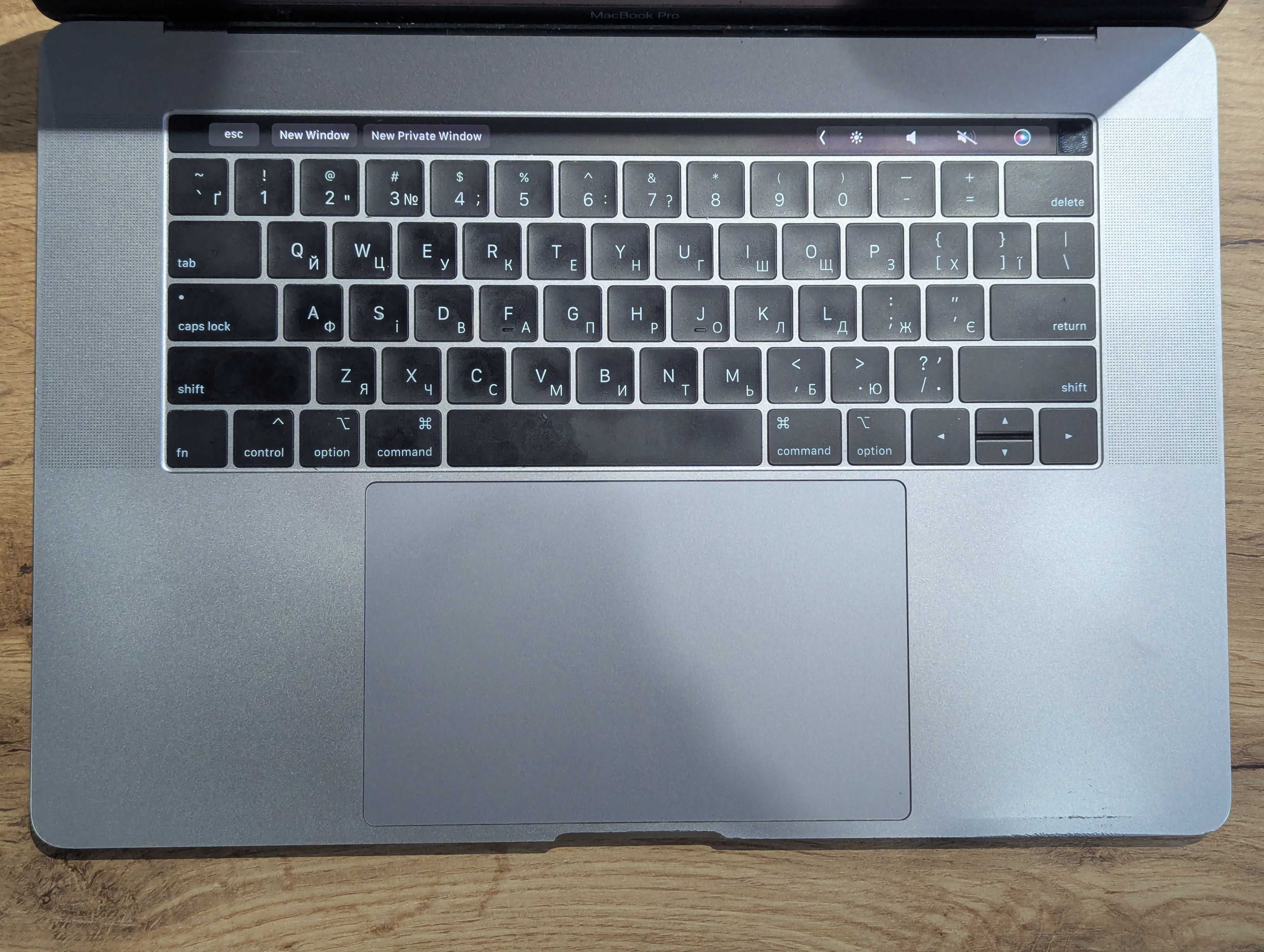 MacBook pro 15 2018 i7 2.2ghz 16/256gb pro 555x 4gb