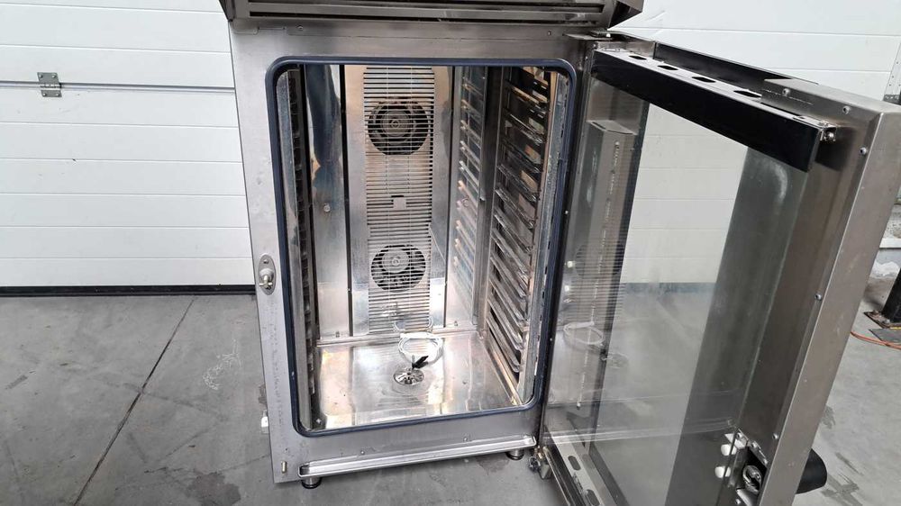 Piec konwekcyjno-parowy Tecnoeka z okapem i podstawą