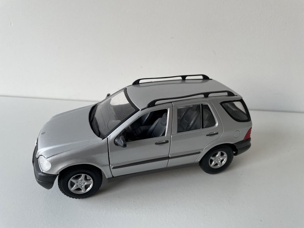 34. Model Mercedes ML 1:24 Maisto (nie bburago welly)