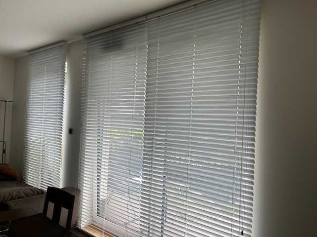 Żaluzje 5 cm montowane do sufitu.