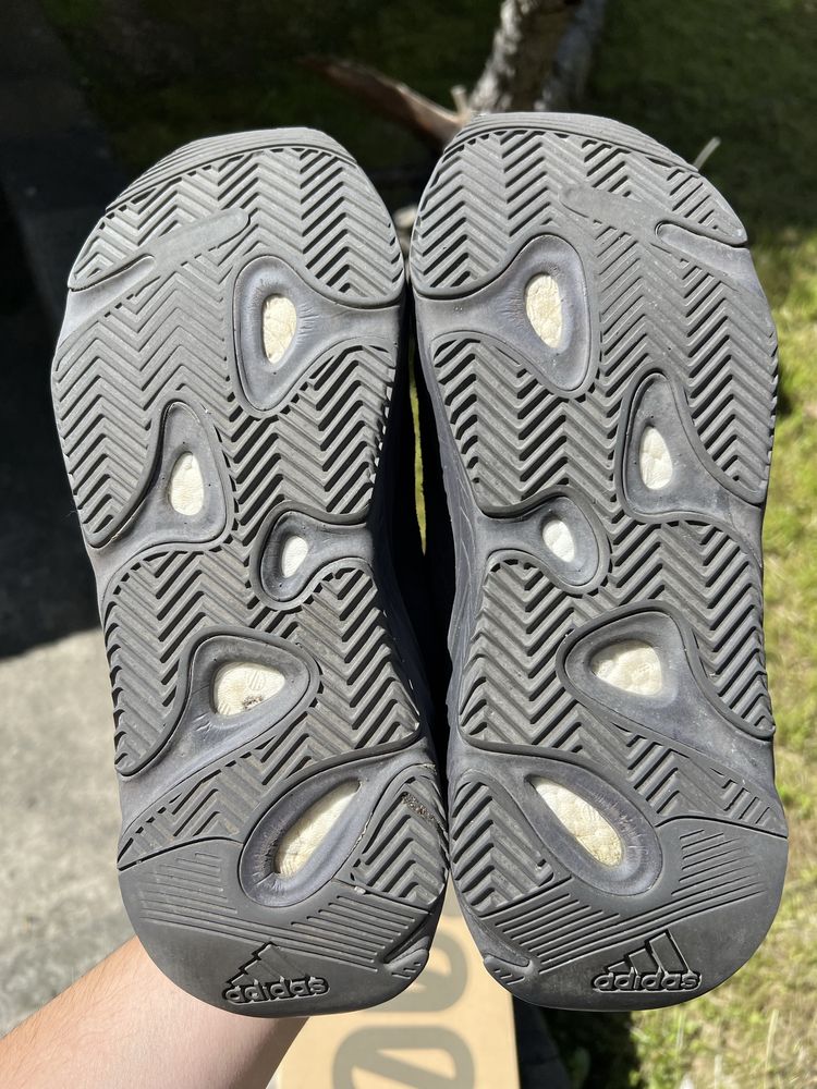 Adidas Yeezy Boost 700 V2 Vanta czarne sneakersy niskie kanye 43 1/3