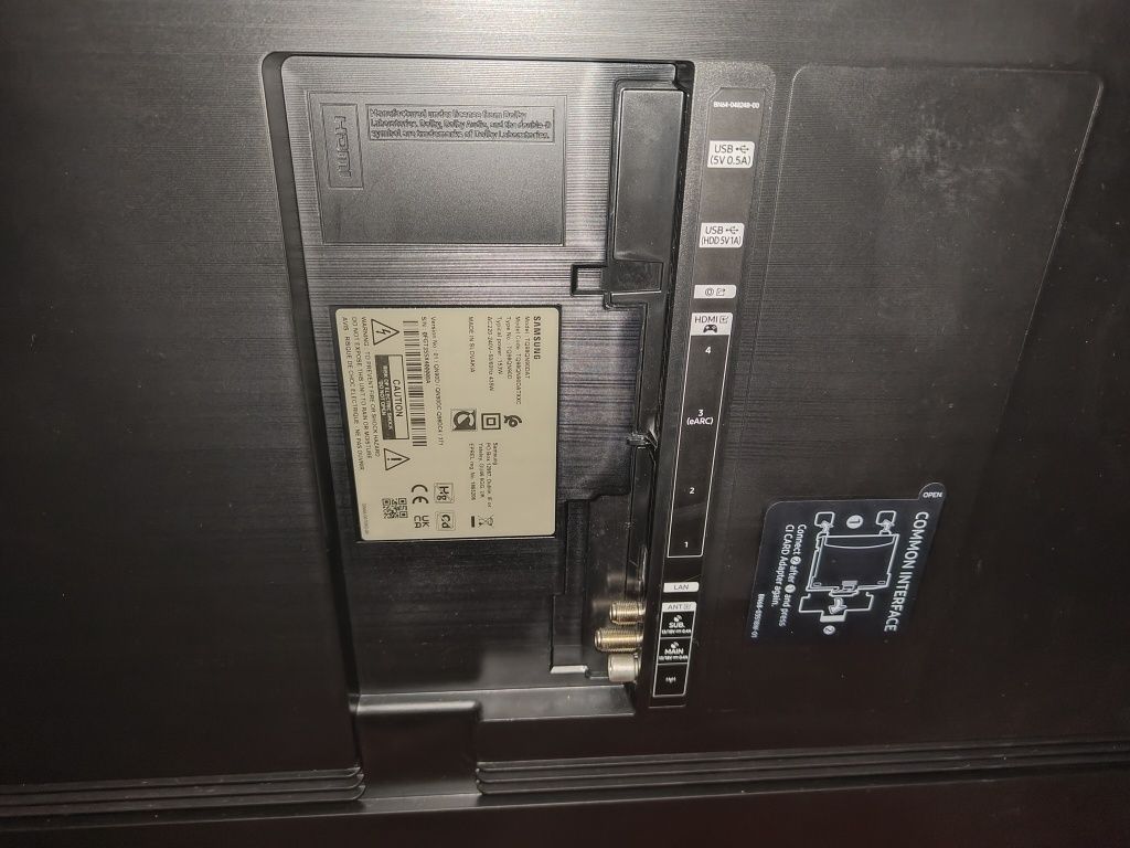 TV Samsung Neo QLED 98" QN90D (TQ98QN90DATXXC) — ecrã partido
