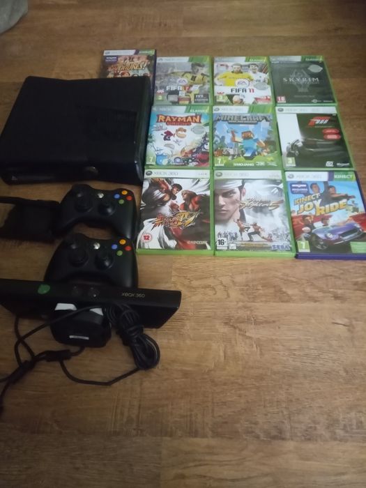 Xbox 360 , 2 pady , czujnik kinekt , 10 gier 220GB pmięci