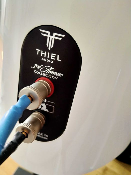 Thiel TM3 monitory white satin+ standy