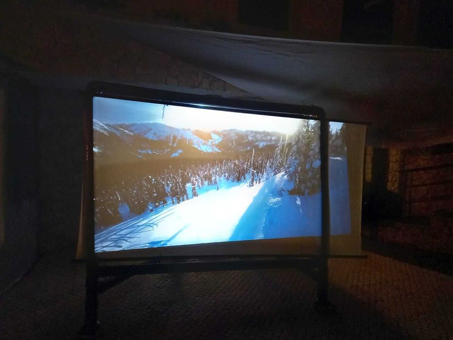 Tela Gigante c/ Projetor Optoma – Sombra de Dia, Cinema à Noite