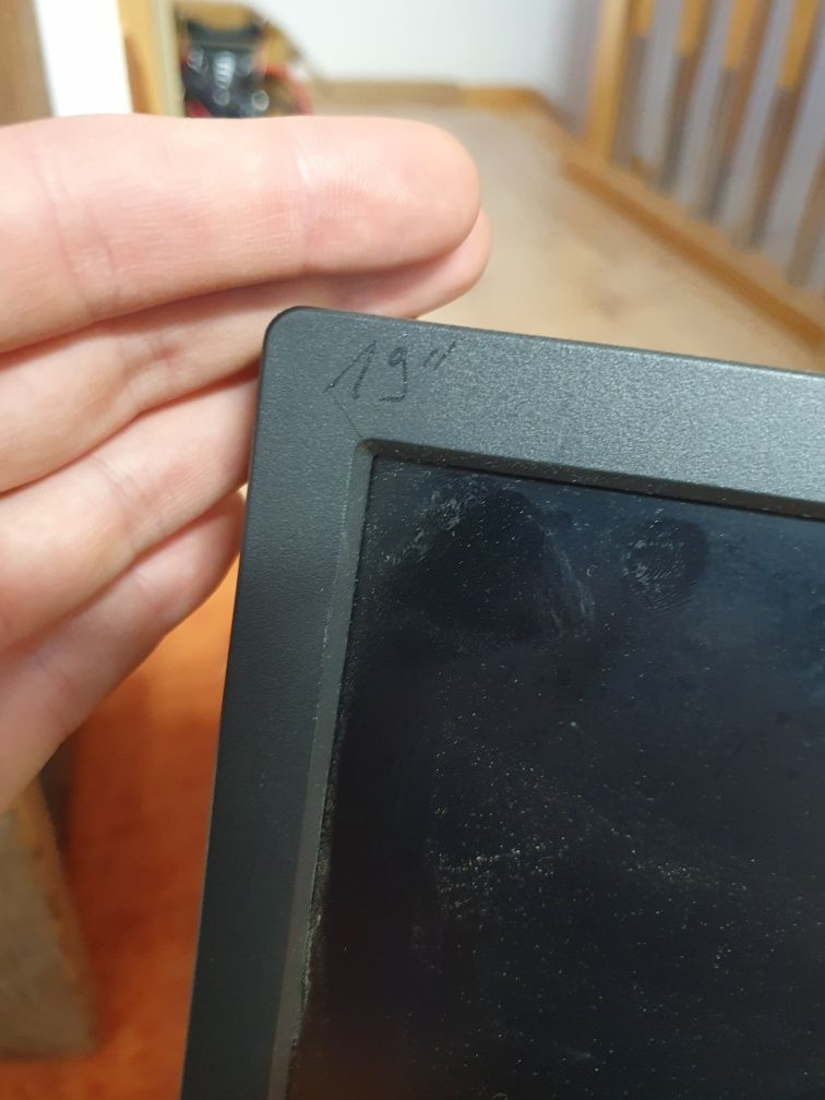 Monitor LCD IBM 19" VGA RGB DVI sprawny działa stopa obrotowa regulowa