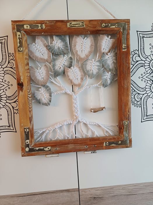 Makrama w ramie starego okna