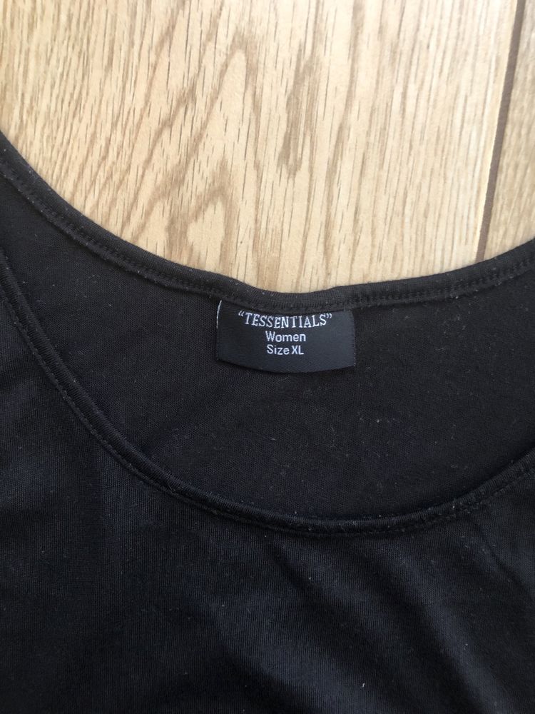 Czarna bluzka na ramiączkach z koronką Tessentials XL