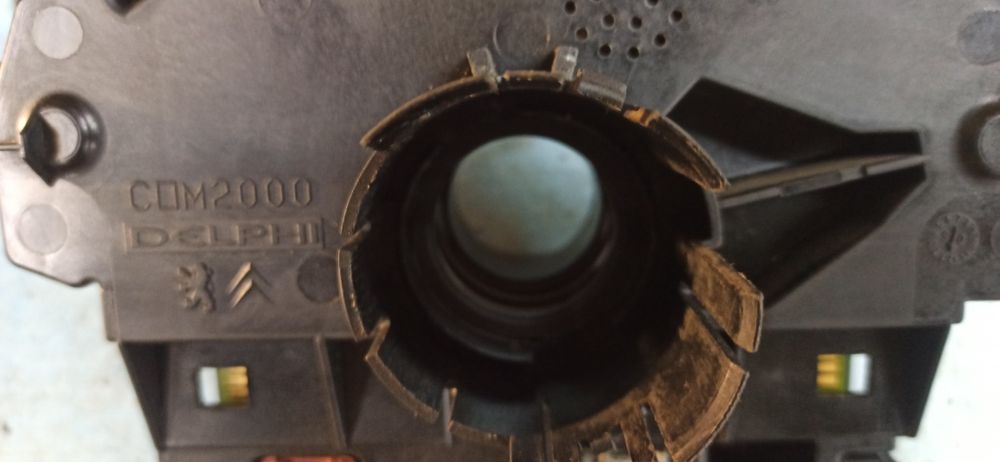 Подрулевой переключатель света и дворников на Пежо партнёр.