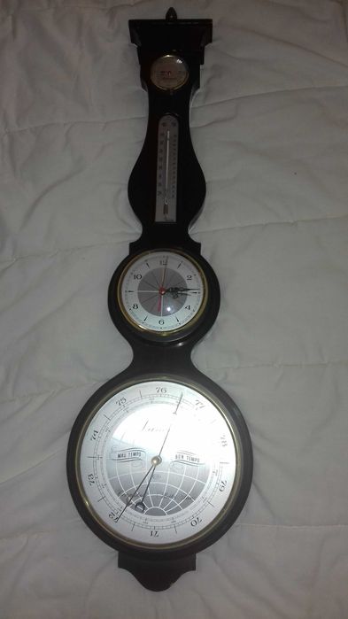 Antiga peca com varios indicadores de tempo