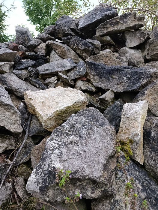 Oddam gruz rozbiórkowy oraz kamień wapienny odbiór we własnym zakresie