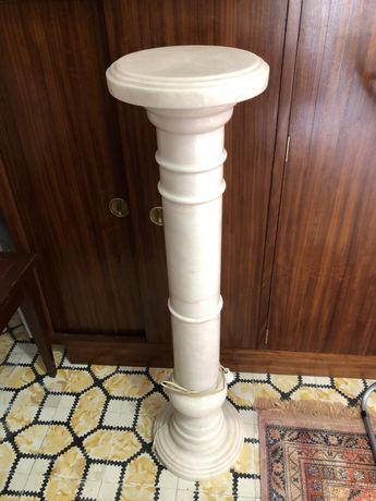 Recheio de casa antiga - Coluna decorativa em mármore branco