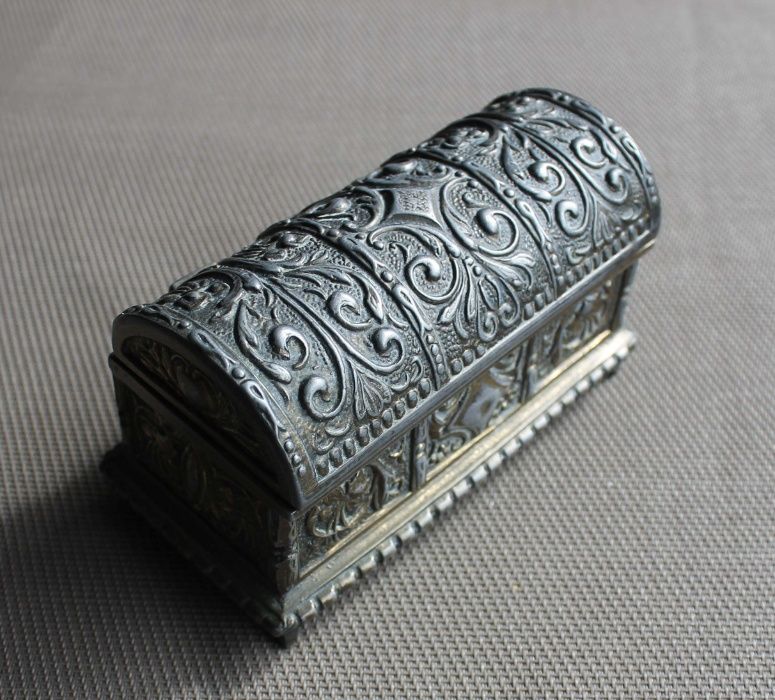Antiga caixa porta-jóias prateado em antimônio