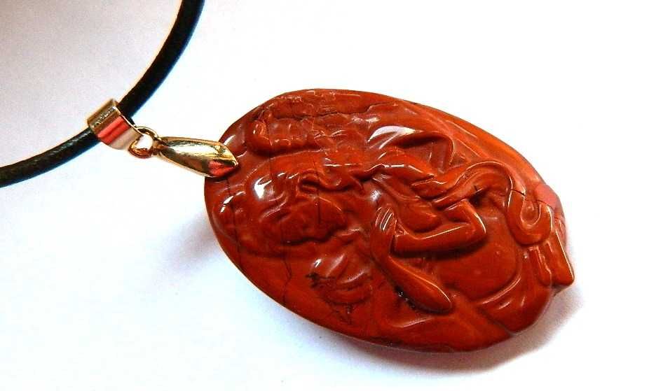 Antystresowy czerwony jaspis mokait, płaskorzeźba Anioł, wisior
