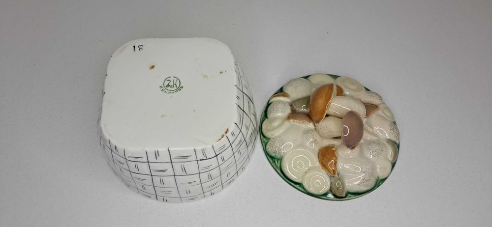 Шкатулка "Грибы" грибное лукошко. Фаянс ЗИК Конаково СССР. Редкая.