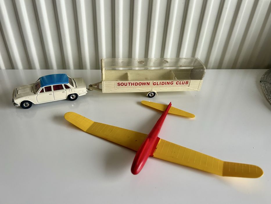 Model samochód TRIUMPH 2000 DINKY TOYS z przyczepą