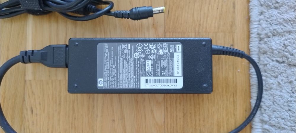 Зарядні до ноутбука.