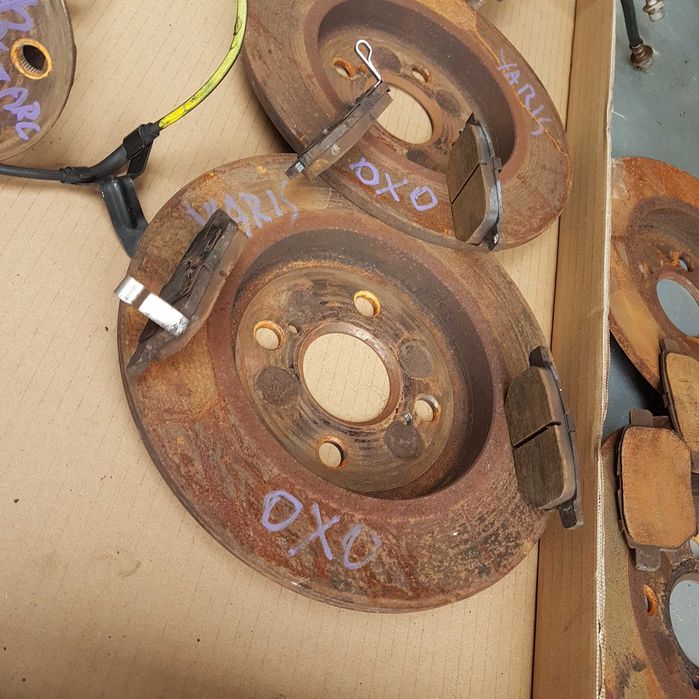 osłona błotna kotwiczna piasta abs tarcze hamulcowe klocki yaris 06-21