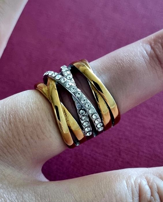 Anel bicolor, em aço, com 2 fiadas de zirconias cruzadas. T17