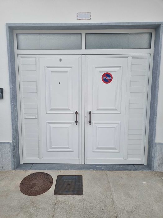 Portão de garagem tipo porta