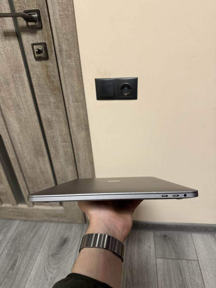 Macbook pro 15 2019 core i9 16/512gb amd pro 560x 4gb