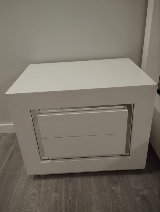 Cama de Casal branca com dois anos de uso