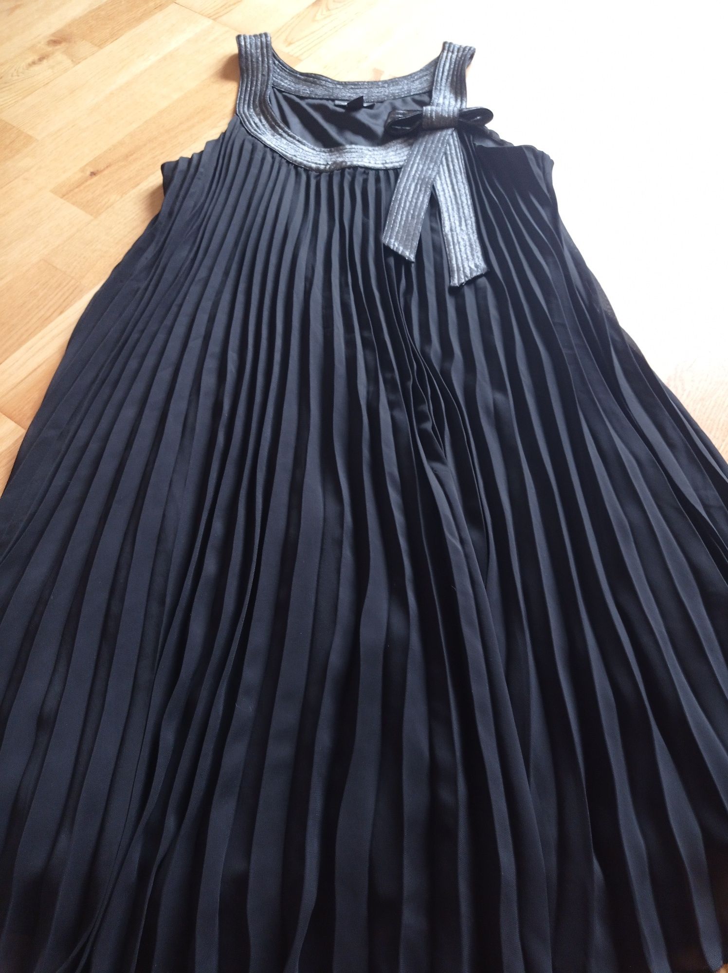Dressbarn plisowana czarna sukienka, r. 10