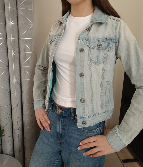 Jasno niebieska kurtka dżinsowa