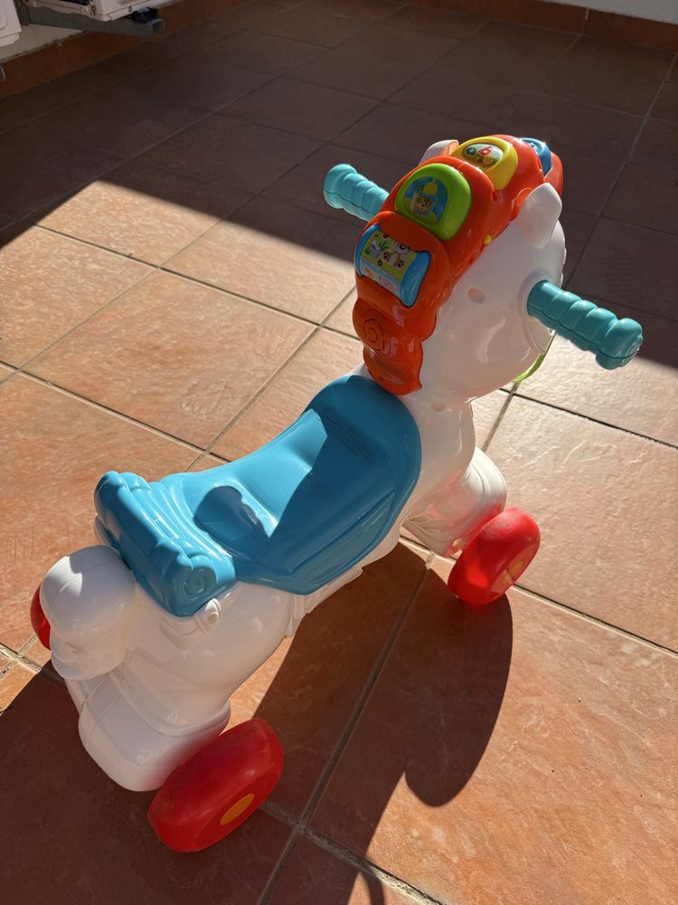 Cavalo interativo criança