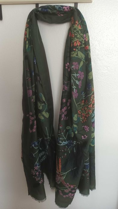 Echarpe florida com fundo verde