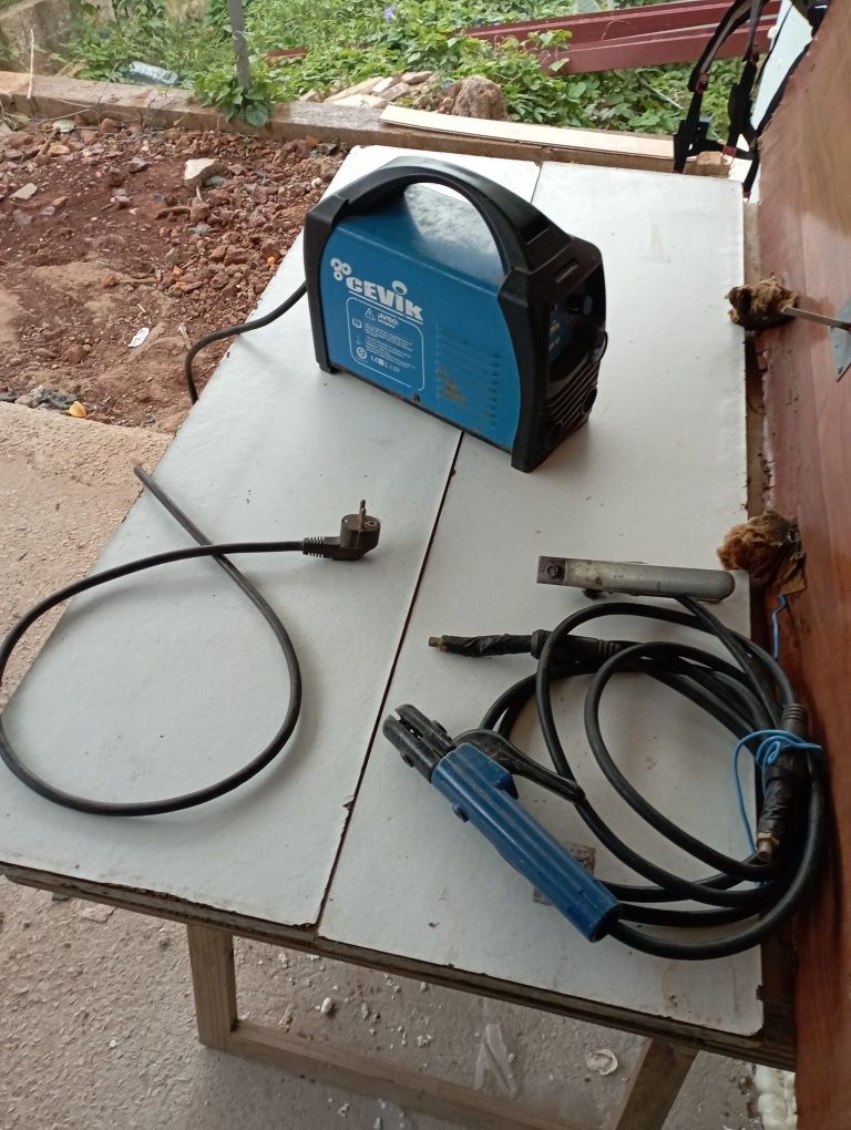 Máquina de soldar eletrodos  marca CEVIK ler descrição