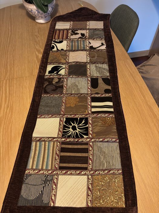 Corre-mesa, 1,60x0,35, com várias texturas e motivos. e