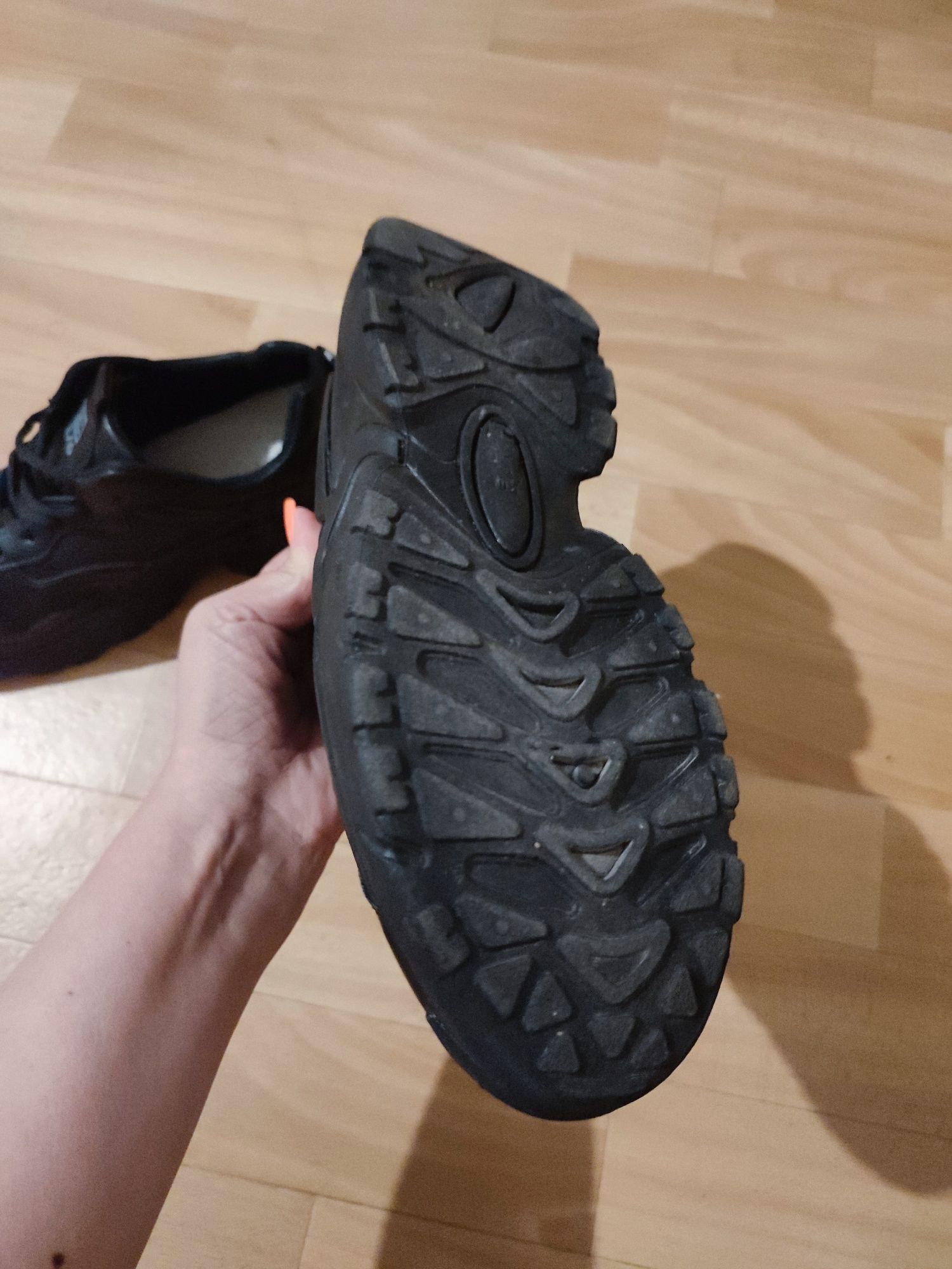 Продам кроссовки женские р 39