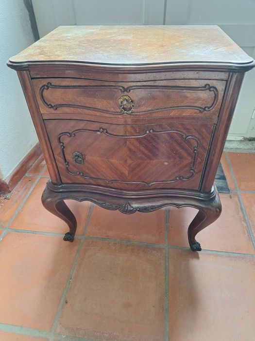 Conjunto de mesas de cabeceira antigas