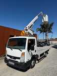 Carrinha Nissan Cabstar com plataforma elevatória