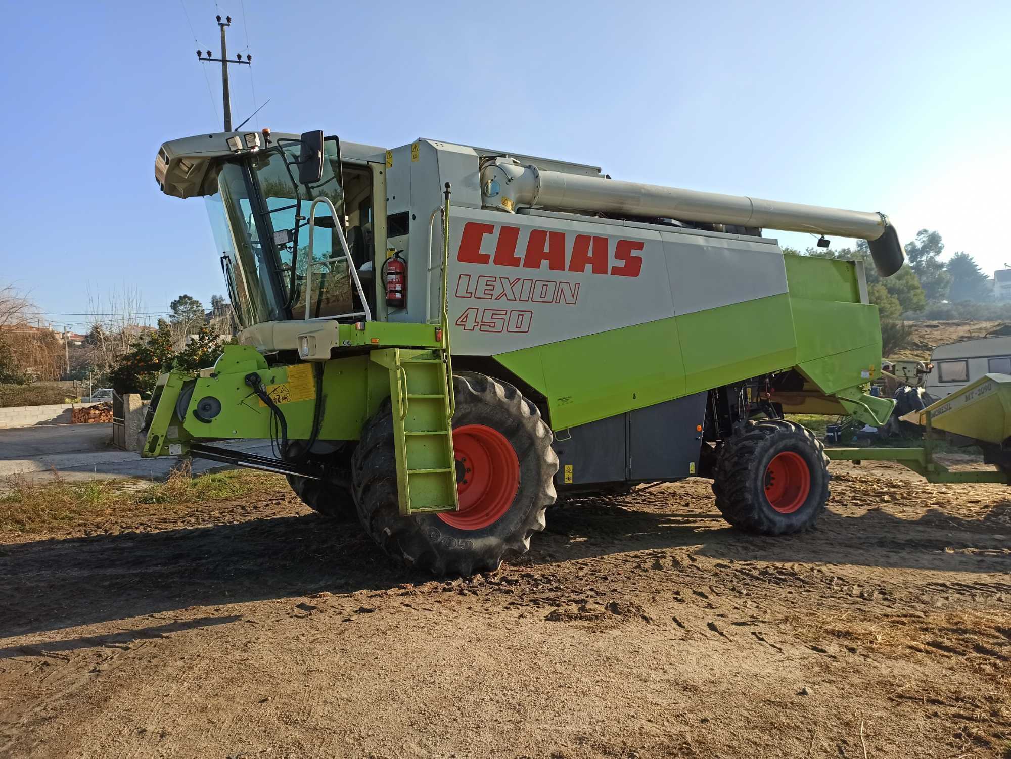 Ceifeira Claas Lexion 450 4x4 com auto-contour