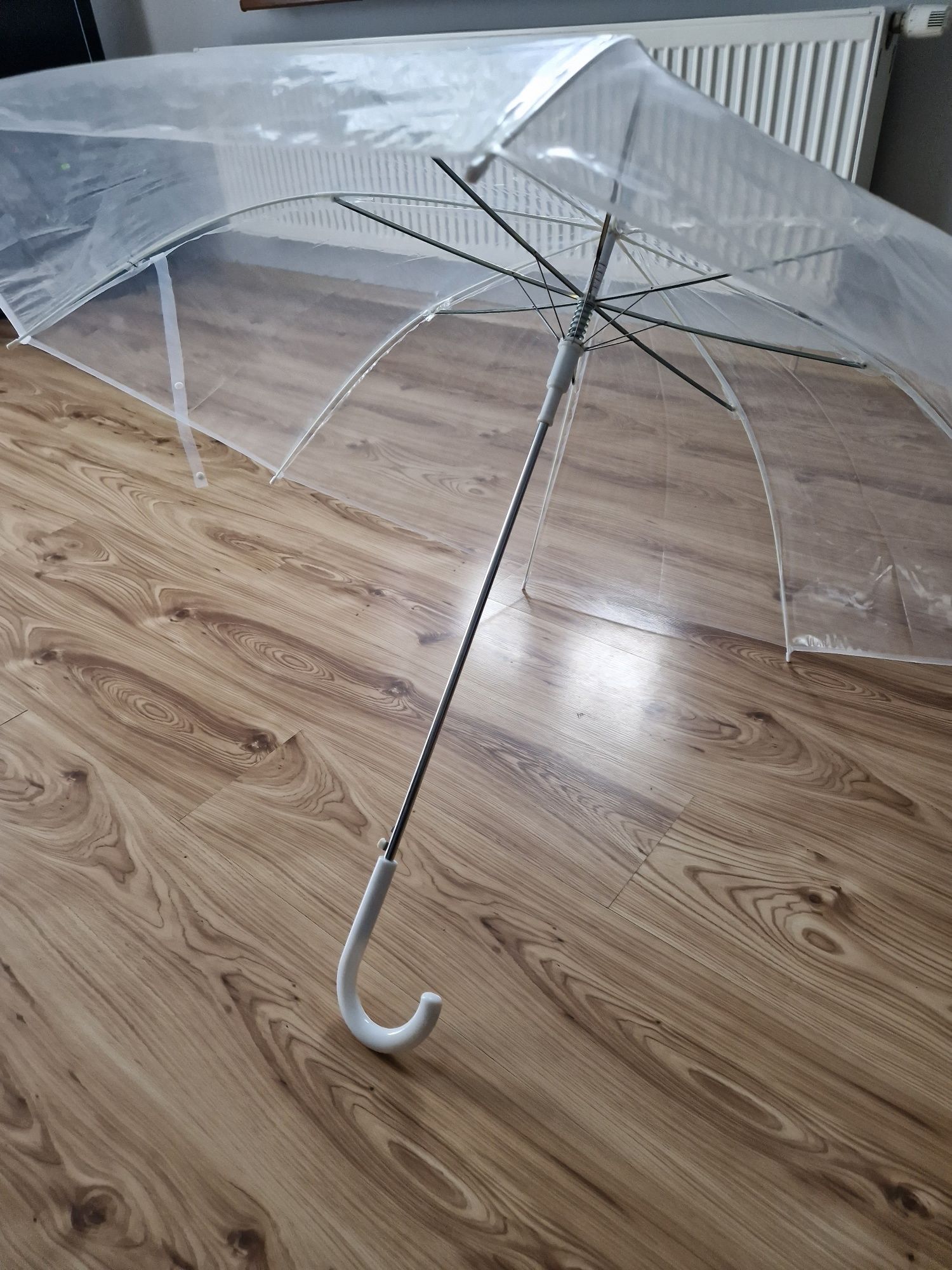 Duży, przezroczysty, bezbarwy parasol