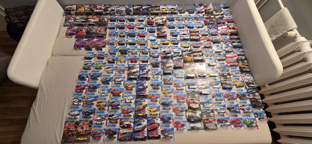 Hot wheels 178 sztuk karty wysyłka lub odbiór Bmw Mercedes Audi Toyota