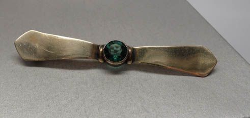 Przedwojenna broszka zielony kamień srebro złocone.
