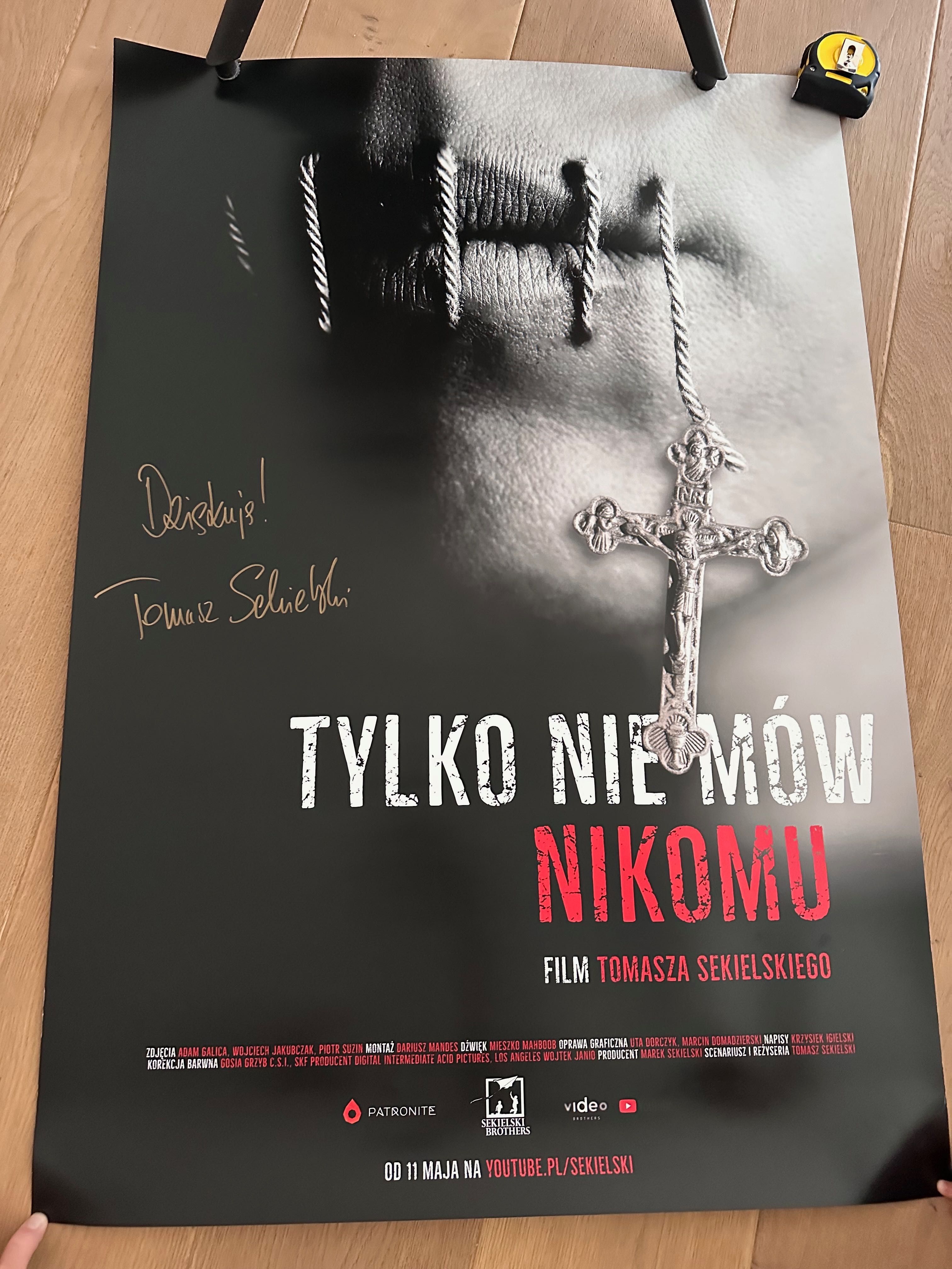 Plakat Tylko Nie Mow Nikomu z autografem Tomasza Sekielskiego