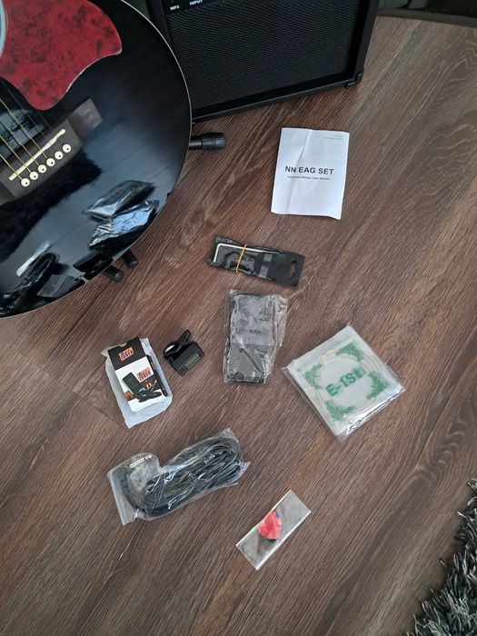 Mikołaj! Gitara akustyczna z przetwornikiem plus wzmacniacz.