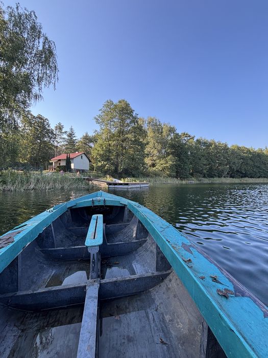 Żaglówka z drewna konstrukcja słomkowa.